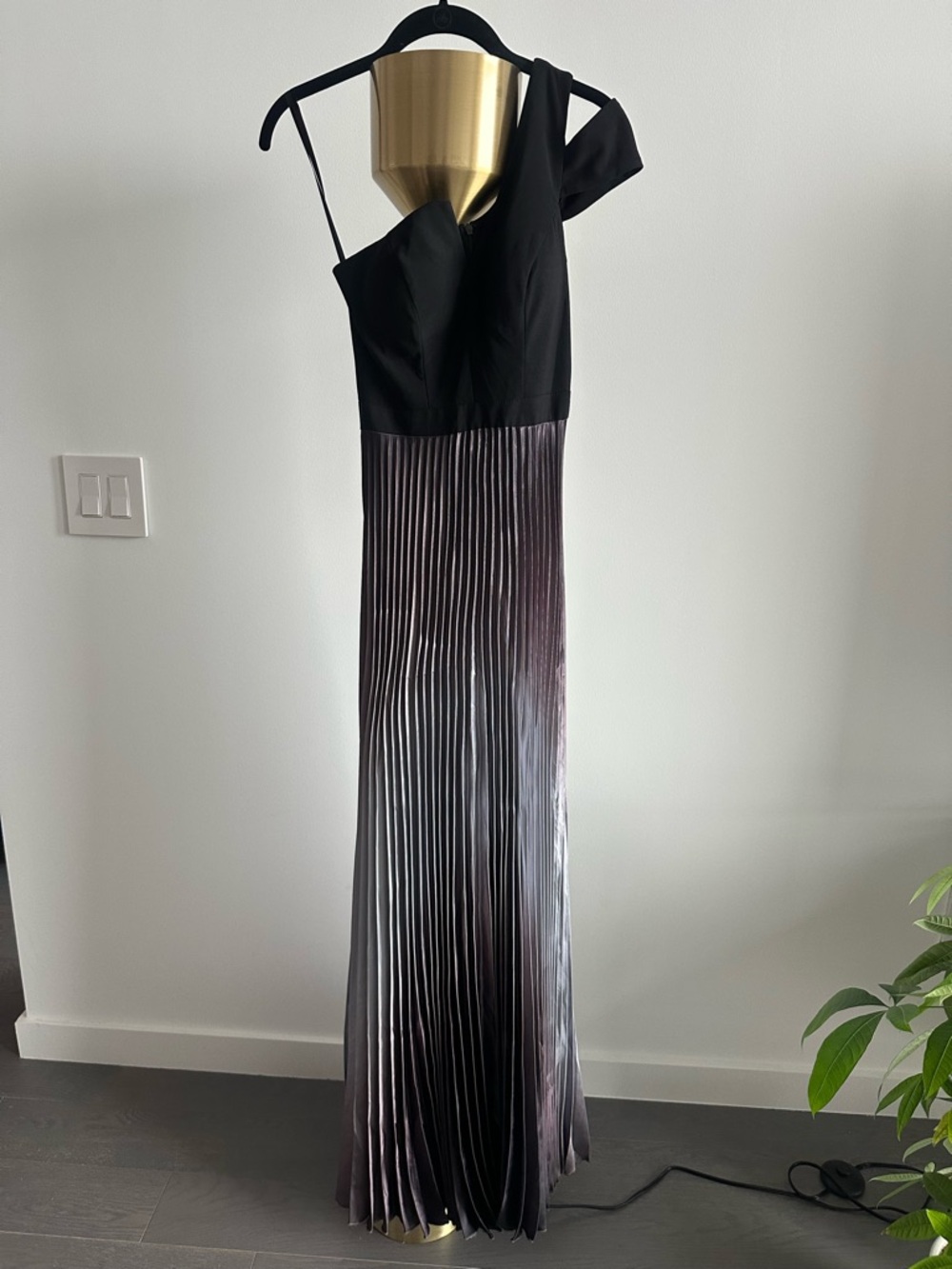 Aqua - Elegant Black & Metallic Ombre Pleated Evening Dress - size: 0